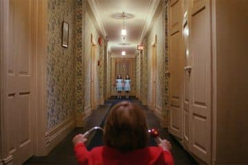 Danny i The Shining cyklar runt och ser tvillingarna.
